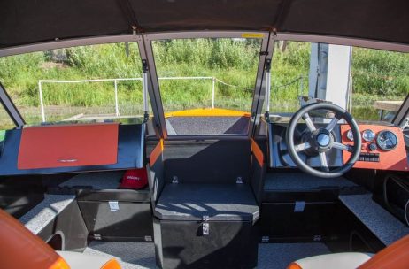 Межконсольный рундук в основном кокпите Realcraft 510 Fish