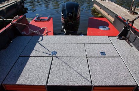 Компоновка Realcraft 510 Fish - отсек для ходового тента, аэратор с двумя крышками, просторный рундук под задними сиденьями