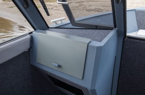 Внутри кабины Realcraft 600 Cabin - консоль пассажира снабжена большим бардачком