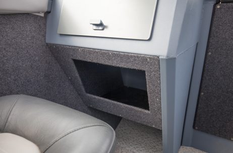 Внутри кабины Realcraft 600 Cabin - ниши для хранения вещей под консолями