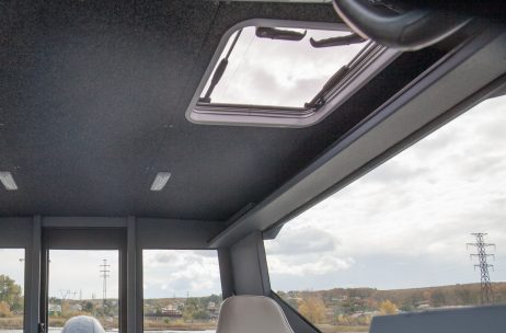 Внутри кабины Realcraft 600 Cabin - под потолком длинные полки для хранения вещей