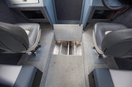 Внутри кабины Realcraft 600 Cabin - люк в полу