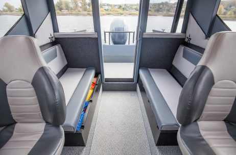 Сиденья Realcraft 600 Cabin - продольные мягкие диваны в задней части кабины