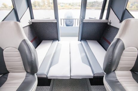 Спальные места Realcraft 600 Cabin - задние сидения трансформируются (вид из носа в корму)