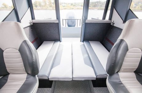 Спальные места Realcraft 600 Cabin - задние сидения трансформируются (вид из носа в корму)