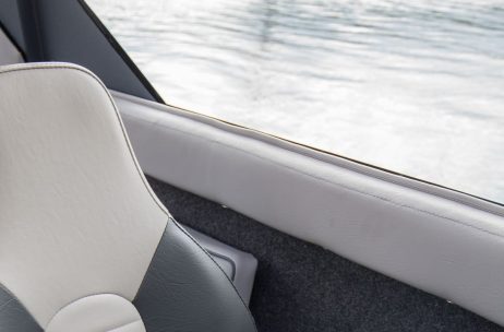 Внутри кабины Realcraft 600 Cabin - подлокотники