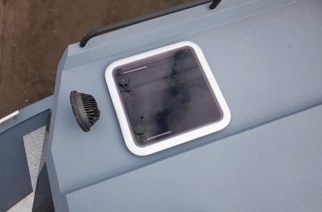 Внутри кабины Realcraft 600 Cabin - люк опционально