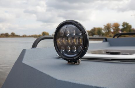 Внутри кабины Realcraft 600 Cabin - светодиодные фары и прожектор с дистанционным управлением
