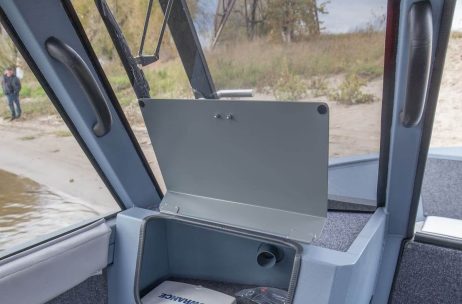 Внутри кабины Realcraft 600 Cabin - 4 поручня
