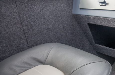 Внутри кабины Realcraft 600 Cabin - зашивки бортов и панели потолка обтянуты карпетом