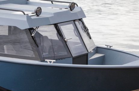 Внутри кабины Realcraft 600 Cabin - форточка с дверцей для сквозного прохода