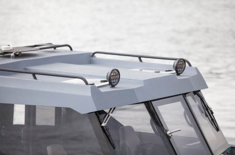 Внутри кабины Realcraft 600 Cabin - рейлинги на крыше кабины