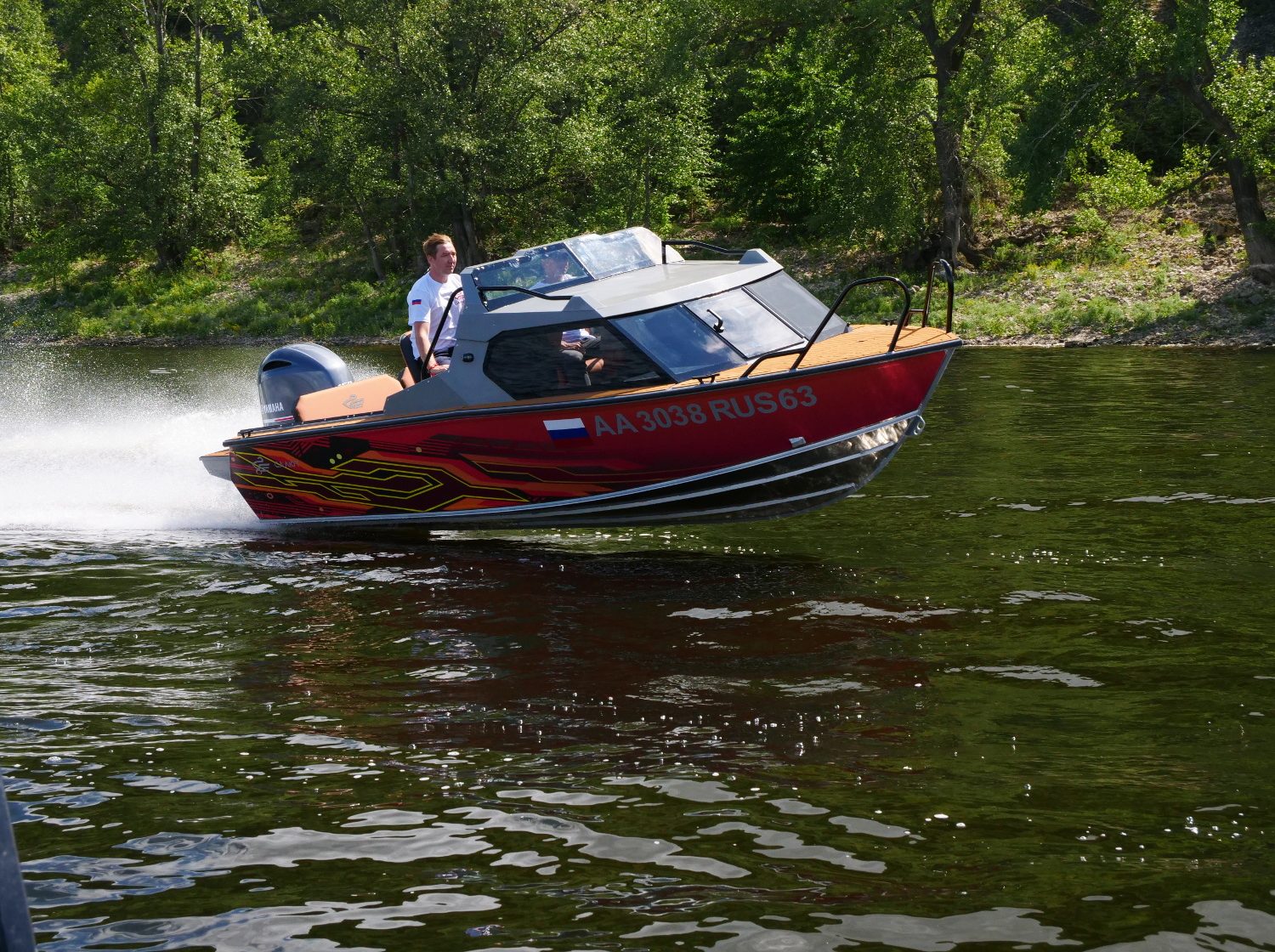 Новинка! Моторная лодка Салют-585HT. Цена и характеристики